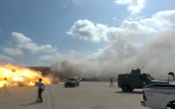 Dưới sự có mặt của nhiều phóng viên đưa tin về chuyến công tác của Thủ tướng Yemen, một loạt các vụ nổ lớn làm rung chuyển sân bay quốc tế Aden của nước này đã xảy ra và được ghi hình lại. Nguồn ảnh: BMPD.