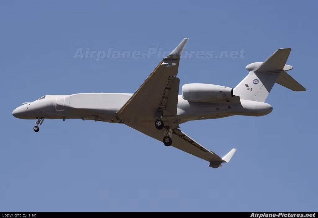 Thậm chí, cái giá mà Singapore phải chi ra để sở hữu Gulfstream G550 còn khủng khiếp hơn Italia rất nhiều lần. Cụ thể, mỗi chiếc Gulfstream G550 được Singapore mua với giá gần 375 triệu USD. Nguồn ảnh: Pinterest.