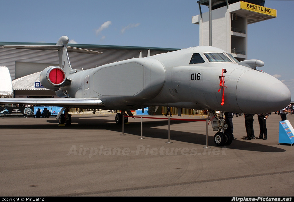 Để có thể thực hiện tốt các nhiệm vụ AISREW, máy bay Gulfstream G550 sẽ cần được trang bị hệ thống chống áp chế điện tử, các thiết bị quang điện tử kết hợp với hồng ngoại, radar Osprey 50 cùng một loạt các thiết bị liên lạc theo kênh an toàn riêng biệt, hệ thống nhận diện địch ta,... Nguồn ảnh: Pinterest.