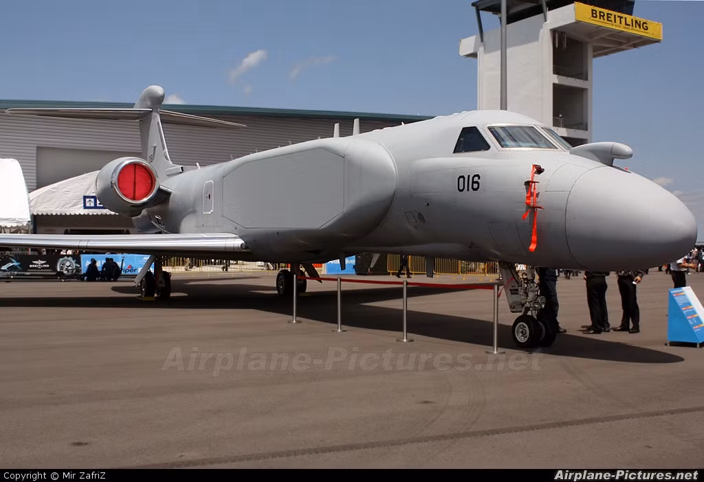 Để có thể thực hiện tốt các nhiệm vụ AISREW, máy bay Gulfstream G550 sẽ cần được trang bị hệ thống chống áp chế điện tử, các thiết bị quang điện tử kết hợp với hồng ngoại, radar Osprey 50 cùng một loạt các thiết bị liên lạc theo kênh an toàn riêng biệt, hệ thống nhận diện địch ta,... Nguồn ảnh: Pinterest.