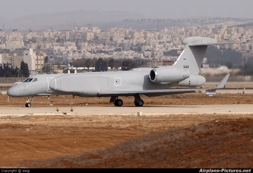 Ngoài ra, hệ thống điện tử được coi là quá mạnh mẽ của chiếc máy bay này cũng có thể theo dõi, lọc và giám sát tới 1000 mục tiêu cùng lúc trong bán kính kể trên, bất kể mục tiêu đó đang ở trên mặt biển hay trên không. Nguồn ảnh: Pinterest.