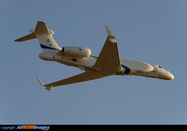 Hai cục gù hai bên máy bay được cho là ăng-ten băng tần S. Việc đặt hai ăng-ten ở hai bên thân máy bay cho phép cập nhật mục tiêu 360 độ liên tục trong mỗi 2 giây, thay vì phải cập nhật theo vòng tròn như radar quét thông thường. Nguồn ảnh: Pinterest.