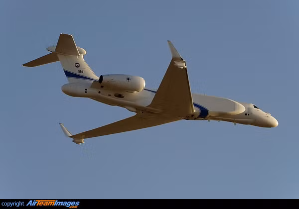 Hai cục gù hai bên máy bay được cho là ăng-ten băng tần S. Việc đặt hai ăng-ten ở hai bên thân máy bay cho phép cập nhật mục tiêu 360 độ liên tục trong mỗi 2 giây, thay vì phải cập nhật theo vòng tròn như radar quét thông thường. Nguồn ảnh: Pinterest.