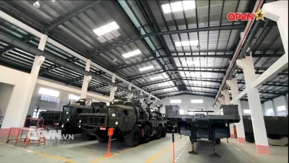 Trong một chương trình vừa mới phát sóng gần đây của kênh Quốc phòng Việt Nam, kho vũ khí với tên lửa Scud và S-300 của Việt Nam đã lần đầu được lộ diện. Nguồn ảnh: QPVN.