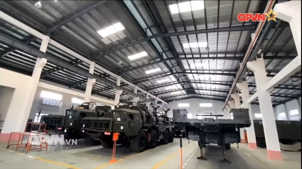 Trong một chương trình vừa mới phát sóng gần đây của kênh Quốc phòng Việt Nam, kho vũ khí với tên lửa Scud và S-300 của Việt Nam đã lần đầu được lộ diện. Nguồn ảnh: QPVN.