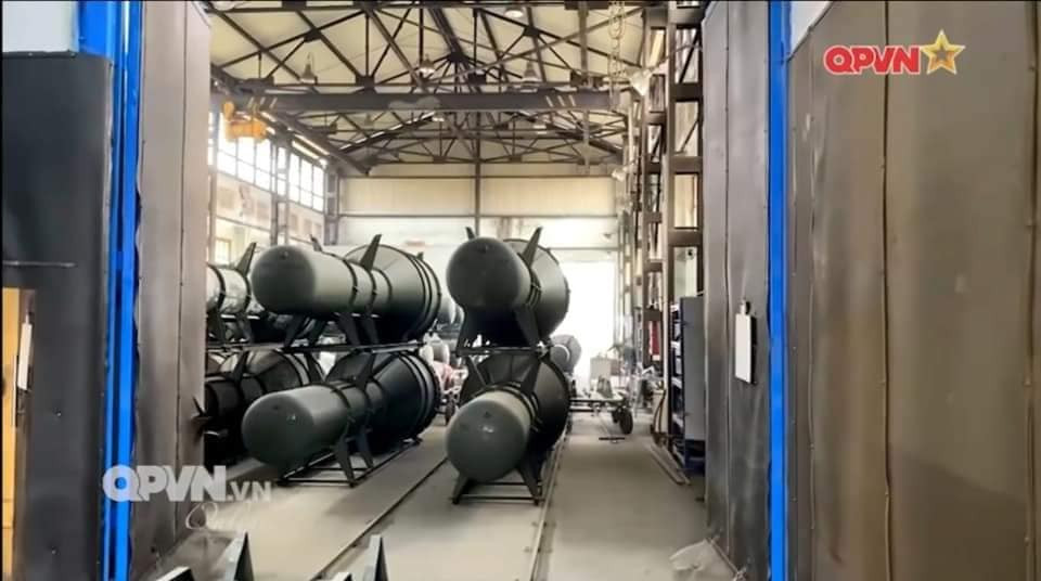 Ban đầu, chúng ta đặt mua hai tổ hợp tên lửa S-300PMU-1 với tổng cộng 12 cơ cấu phóng cùng với hệ thống radar RLS 96L6. Tới năm 2012, Việt Nam tiếp tục đặt mua thêm tổ hợp tên lửa S-300 phiên bản S-300 PMU-2. Nguồn ảnh: QPVN.