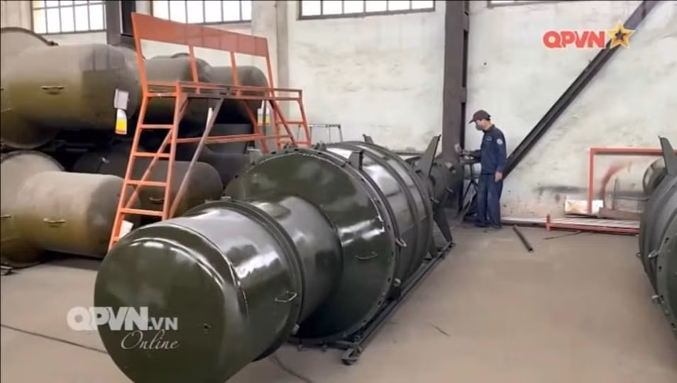 Trong khi đó, theo thông tin được Viện Nghiên cứu Hòa bình và Quốc tế Stockhom chỉ ra, Việt Nam đã bắt đầu nhận một số bệ phóng tên lửa cùng hàng chục quả đạn tên lửa Scud từ năm 1981. Nguồn ảnh: QPVN.