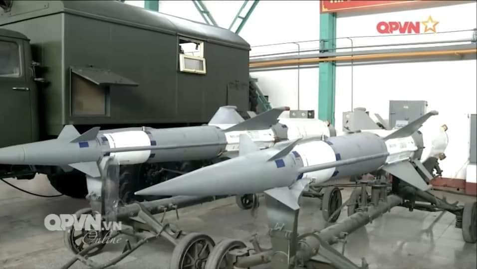 R-17E là tên gọi đạn tên lửa thuộc tổ hợp tên lửa đạn đạo chiến dịch – chiến thuật xuất khẩu 9K72E Elbrus. Mặc dù vậy, thông thường phương Tây vẫn gọi chung một cái tên cho cả toàn bộ hệ thống này là tên lửa đạn đạo Scud. Nguồn ảnh: QPVN.