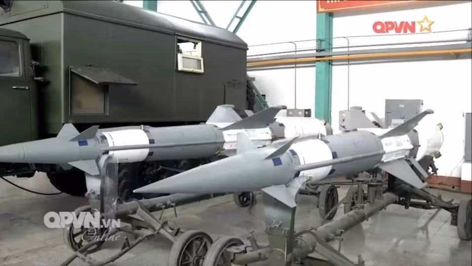 R-17E là tên gọi đạn tên lửa thuộc tổ hợp tên lửa đạn đạo chiến dịch – chiến thuật xuất khẩu 9K72E Elbrus. Mặc dù vậy, thông thường phương Tây vẫn gọi chung một cái tên cho cả toàn bộ hệ thống này là tên lửa đạn đạo Scud. Nguồn ảnh: QPVN.