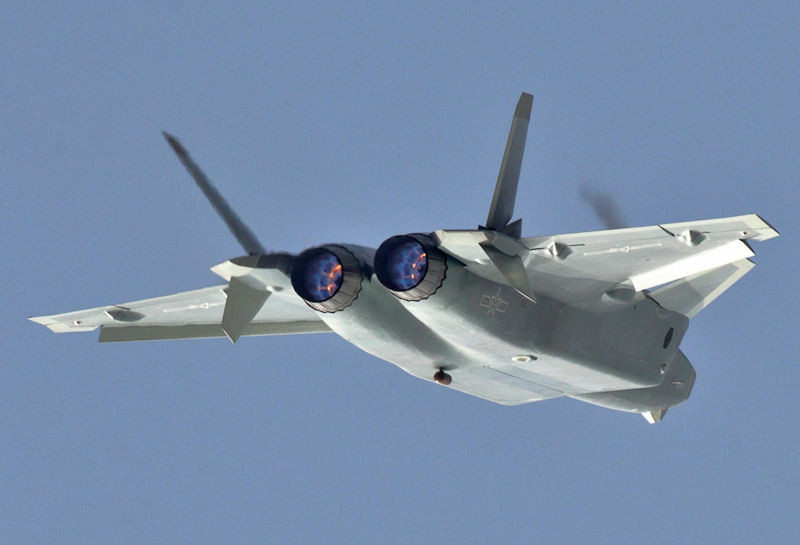 Cuối cùng, chiến đấu cơ J-20 còn cần được tối ưu hóa lại khoang chứa vũ khí cũng như hệ thống tiếp liệu, hậu cần để phù hợp hơn với môi trường hoạt động đầy khắc nghiệt và chật chội trên tàu sân bay. Nguồn ảnh: Sina.