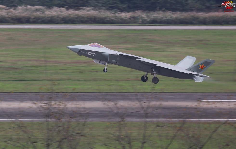 Danh sách những yếu tố cần cải biên lại này là quá dài và khiến nhiều người phải tin rằng Trung Quốc sẽ khó có thể đưa được J-20 lên hoạt động trên tàu sân bay, ít nhất là trong hàng chục năm tới. Nguồn ảnh: Sina.