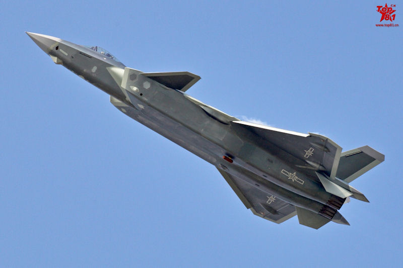 Chưa hết, J-20 cũng sẽ cần có một cải biên cực kỳ quan trọng - mang tính sống còn - đó là khả năng gập cánh để tiết kiệm diện tích lưu trữ trên tàu sân bay vốn có không gian vô cùng chật hẹp. Nguồn ảnh: Sina.