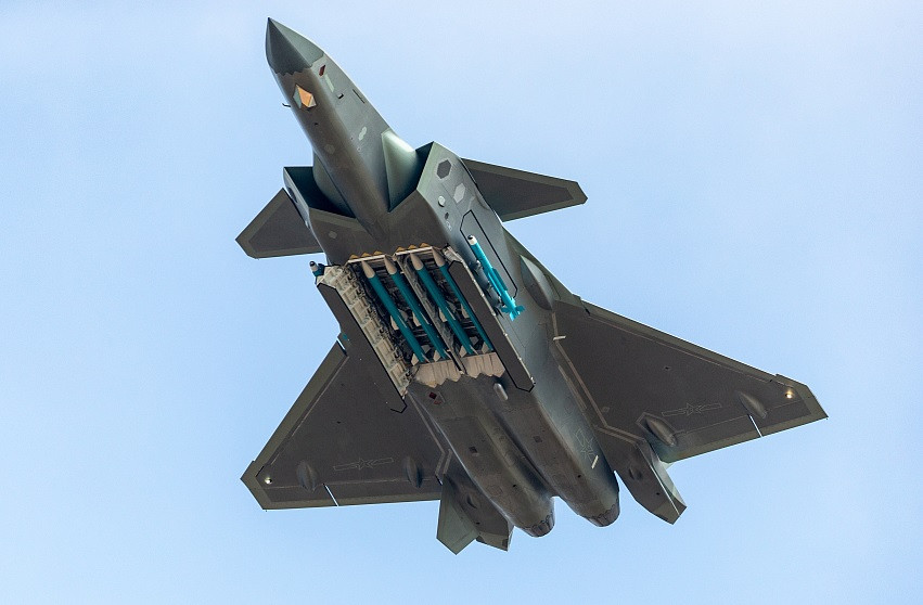 Ngoài ra, tiêm kích J-20 cũng cần được bổ sung hệ thống móc cáp hãm đà. Hệ thống này sẽ giúp chiếc chiến đấu cơ của Trung Quốc có thể hạ cánh được trên tàu sân bay với khoảng cách đường băng chỉ vài chục mét. Nguồn ảnh: Sina.