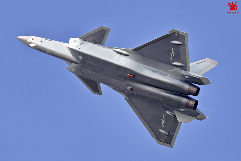 Cụ thể, chiến đấu cơ J-20 của Trung Quốc trước hết cần phải được gia cố lại hệ thống càng đáp. Hệ thống càng của J-20 hiện đang được thiết kế để phục vụ cho việc cất cánh ở trên mặt đất và sẽ không phù hợp nếu J-20 cất cánh từ tàu sân bay. Nguồn ảnh: Sina.