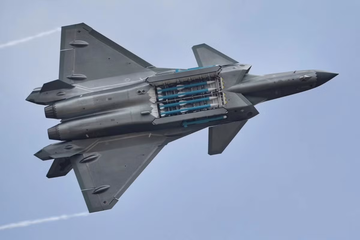 Trong danh sách các tiêm kích thế hệ năm, ngoại trừ F-35B và F-35C của Mỹ, các mẫu còn lại đều không có khả năng hoạt động trên tàu sân bay. Nguồn ảnh: Sina.