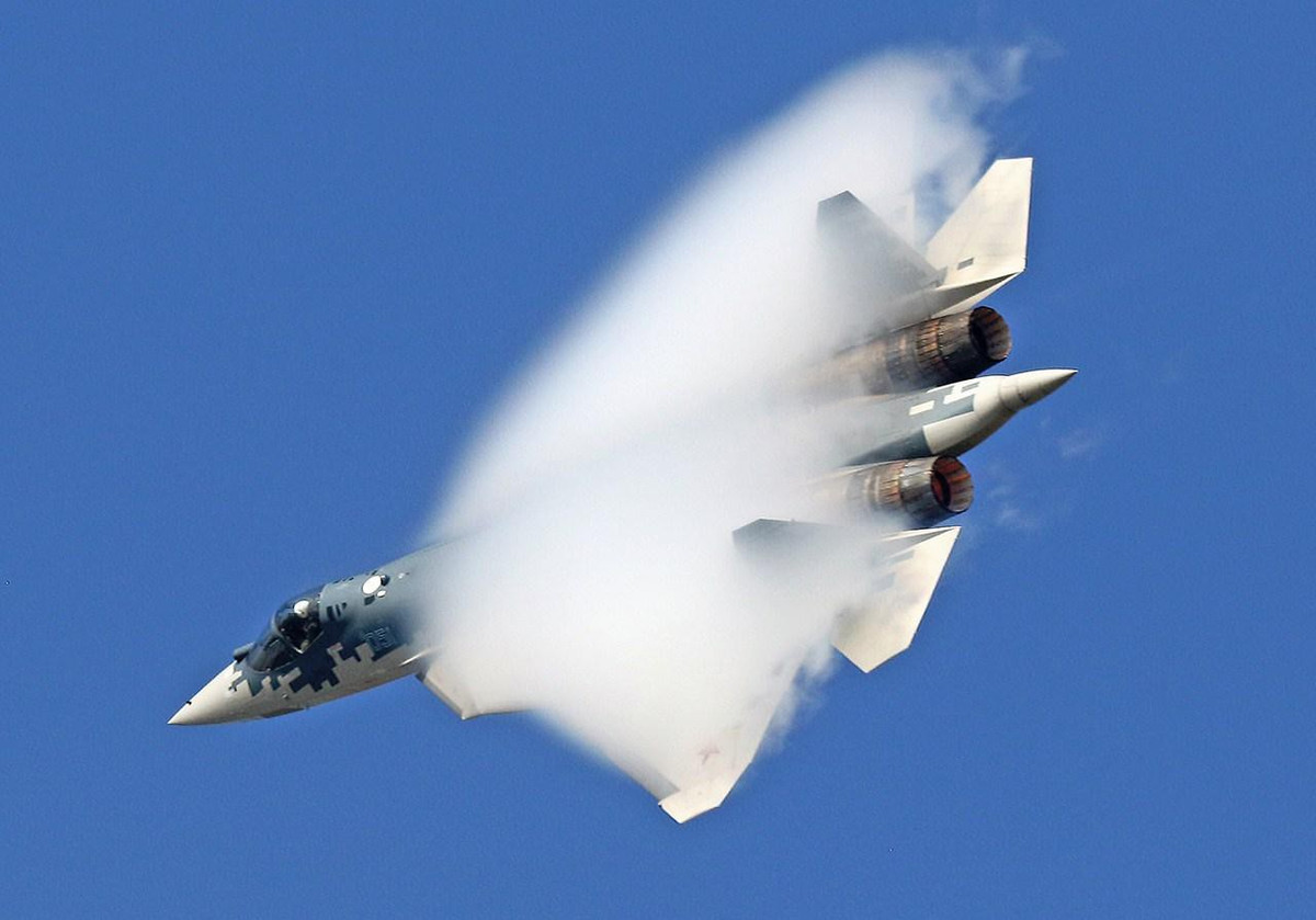 Giám đốc đốc điều hành tập đoàn quốc phòng Nga Rostec Sergei Chemezov ngày 7-12 cho biết sẽ bàn giao tiêm kích Su-57 đầu tiên trong lô 76 chiếc sản xuất loạt cho quân đội Nga trước năm 2021.