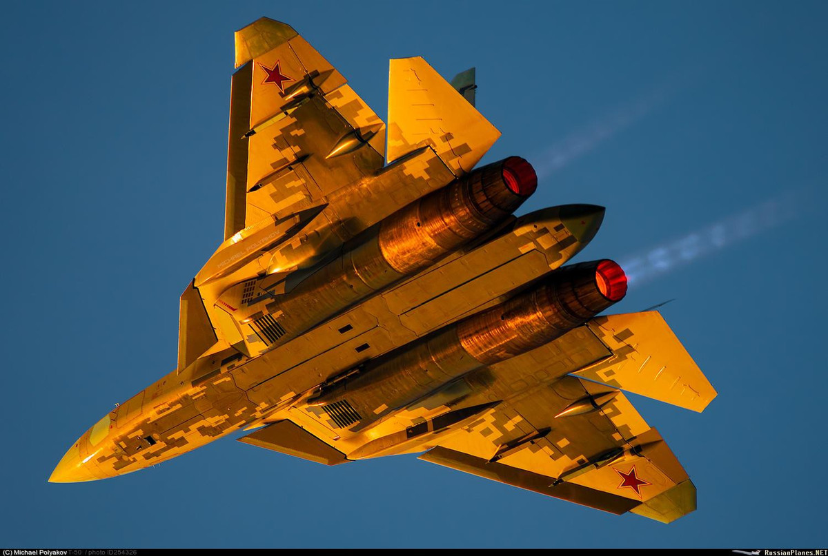 Dòng tiêm kích này được giới phân tích quân sự đánh giá cao về khả năng cơ động so với các đối thủ, nhưng khó thể hiện hết năng lực tàng hình khi vẫn đang dùng động cơ phát triển từ biến thể cho chiến đấu cơ đa năng Su-35S.