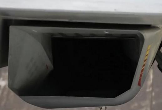 Tuy nhiên bất ngờ hình ảnh lan truyền trên mạng xã hội Nga tuần trước cho thấy một tiêm kích tàng hình Su-57 đã được thay đổi một chi tiết thiết kế quan trọng khi chúng được trang bị tấm chắn cửa hút khí động cơ, tính năng quan trọng có thể giảm độ bộc lộ radar và tăng khả năng ẩn mình cho chiến đấu cơ.