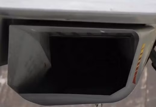 Tuy nhiên bất ngờ hình ảnh lan truyền trên mạng xã hội Nga tuần trước cho thấy một tiêm kích tàng hình Su-57 đã được thay đổi một chi tiết thiết kế quan trọng khi chúng được trang bị tấm chắn cửa hút khí động cơ, tính năng quan trọng có thể giảm độ bộc lộ radar và tăng khả năng ẩn mình cho chiến đấu cơ.