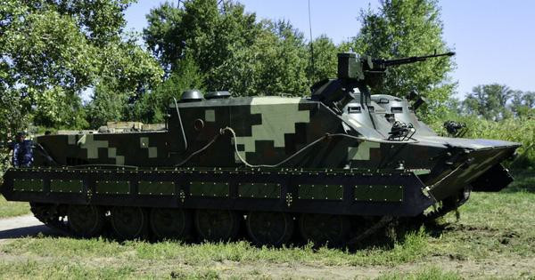 Bề ngoài, biến thể này khác với phiên bản cơ sở bởi việc lắp đặt khép kín súng máy hạng nặng Utes 12,7 mm, các ống phóng lựu đạn khói ngụy trang ở phần trước và bổ sung tấm giáp phụ bên hông.