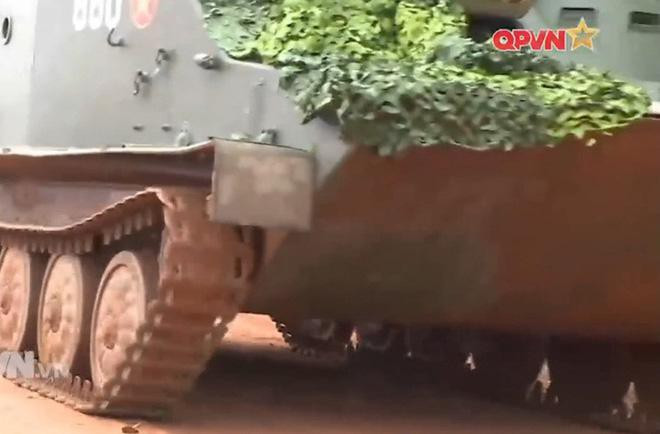 Binh sĩ sẽ phải ra vào chiếc APC này thông qua cửa nóc, đây là một hạn chế lớn của những chiếc Taxi chiến trường Liên Xô thời đó, bù lại thì sức chứa của BTR-50 rất lớn, lên tới 20 lính bộ binh.