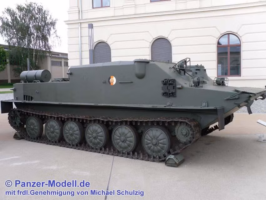 Xe thiết giáp chở quân BTR-50 có trọng lượng chiến đấu 14,5 tấn; chiều dài 7,08 m; chiều rộng 3,14 m; chiều cao 2,03 m.