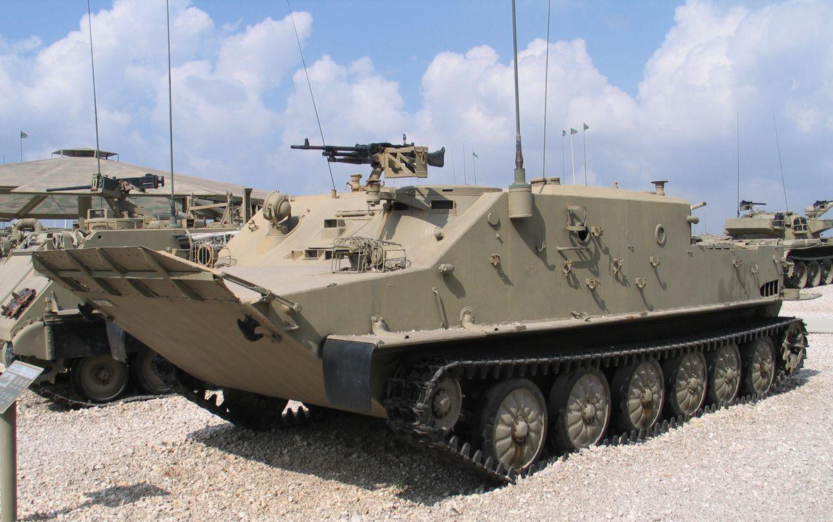 Kiểu dáng của BTR-50 rất giống PT-76 khi được so sánh như một chiếc thuyền máy, tuy nhiên cấu trúc BTR-50 khác biệt hoàn toàn với khoang lái ở phía trước, khoang chở quân ở giữa và sau cùng là động cơ.