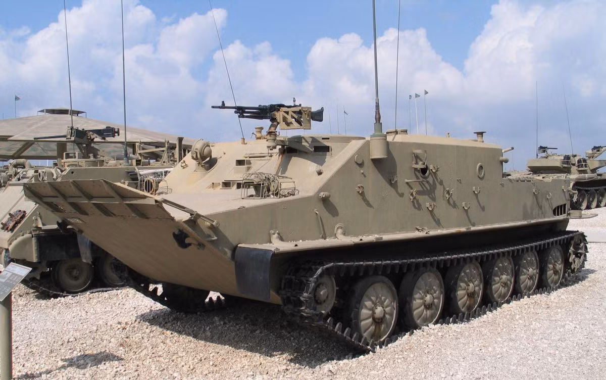 Kiểu dáng của BTR-50 rất giống PT-76 khi được so sánh như một chiếc thuyền máy, tuy nhiên cấu trúc BTR-50 khác biệt hoàn toàn với khoang lái ở phía trước, khoang chở quân ở giữa và sau cùng là động cơ.