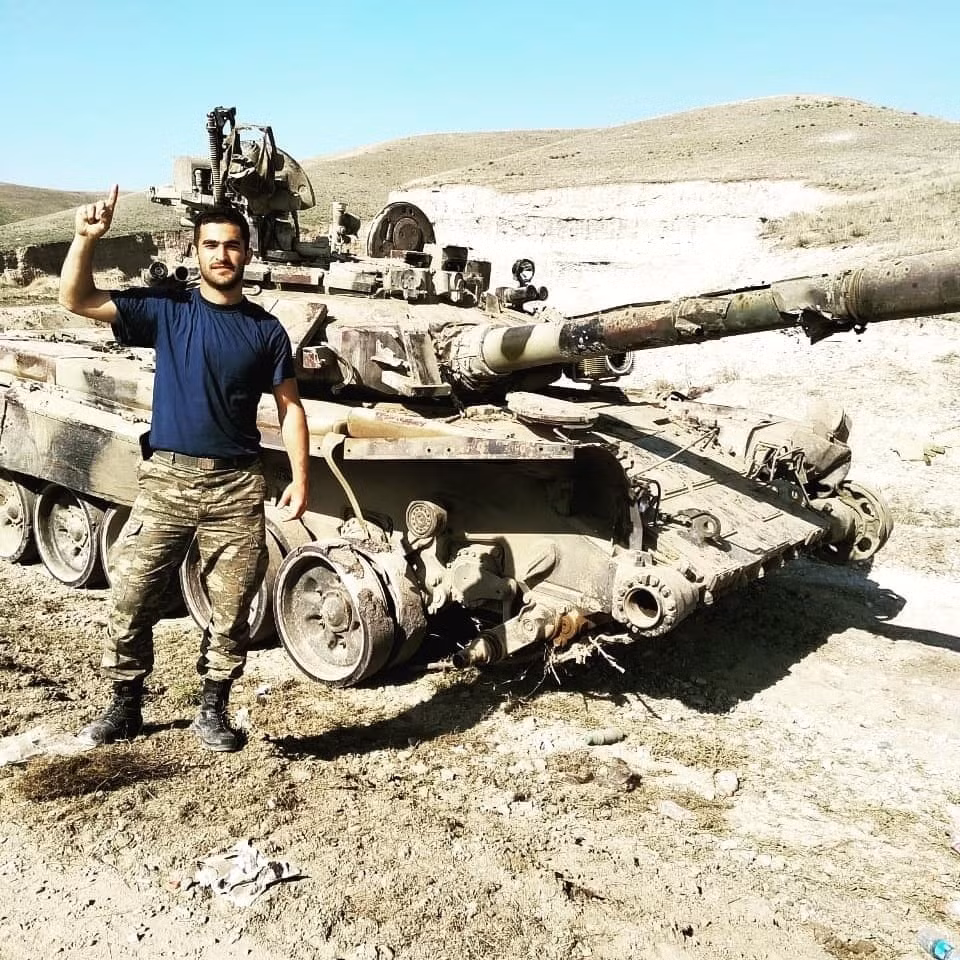 Hình ảnh của một chiếc xe tăng T-90S của Azerbaijan bị hạ gục vừa được đăng tải lên mạng Twitter đã thu hút rất nhiều sự chú ý. Theo các thông tin ban đầu, chiếc T-90S này đã bị hạ ở khu vực Karabakh - ngay sau khi giao tranh giữa Azerbaijan và Armenia tái bùng phát cách đây ít ngày. Nguồn ảnh: Twitter.