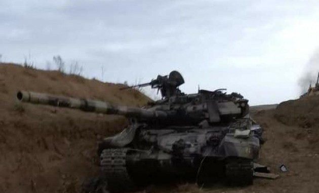 Đây cũng không phải là lần đầu tiên xe tăng T-90 hiện đại của Azerbaijan bị hạ gục trên chiến trường. Trước đó, phía Armenia thậm chí còn từng bắt sống nhiều xe tăng loại này của đối phương. Nguồn ảnh: QQ.