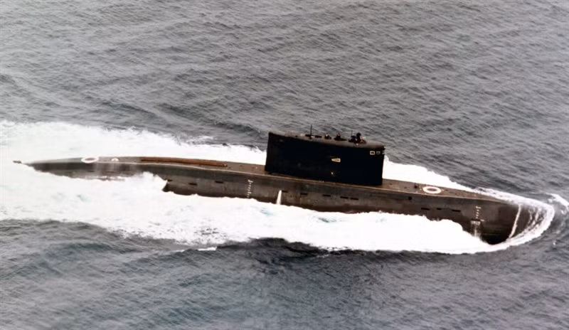 Hai tàu ngầm này đã săn giết lẫn nhau ở một vùng biển thuộc vịnh Bengal. Nhưng chỉ sau vài giờ, khi thủy thủ Mỹ đang vất vả tìm kiếm tàu ngầm Kilo của Ấn Độ thì được thông báo rằng, cuộc diễn tập kết thúc. Họ bị tàu ngầm Sindhudhvaj đánh dấu, theo dõi và cuối cùng bị ngư lôi 533 mm "tiêu diệt".