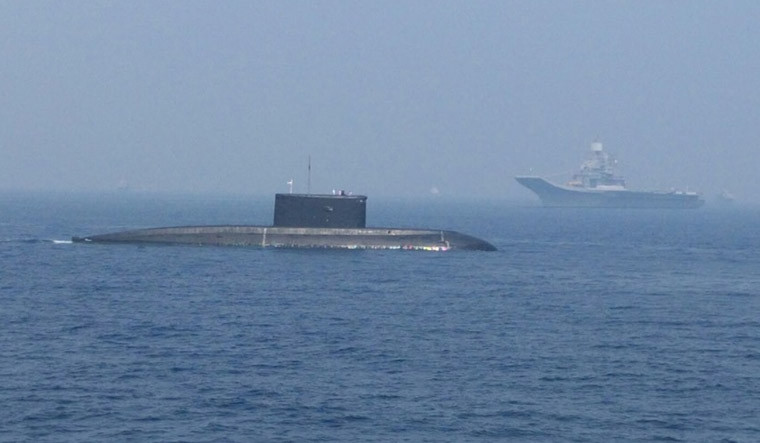 Theo nội dung bài viết, trong diễn tập Malabar do ba nước Mỹ-Nhật-Ấn tiến hành hồi tháng 10/2015, tàu ngầm Hải quân Mỹ bị tàu ngầm lớp Kilo Ấn Độ tiêu diệt. Cuộc diễn tập có sự tham gia của tàu ngầm INS Sindhudhvaj S56 lớp Kilo của Hải quân Ấn Độ và tàu ngầm nguyên tử USS Corpus Christi SSN 705 lớp Los Angeles của Hải quân Mỹ.