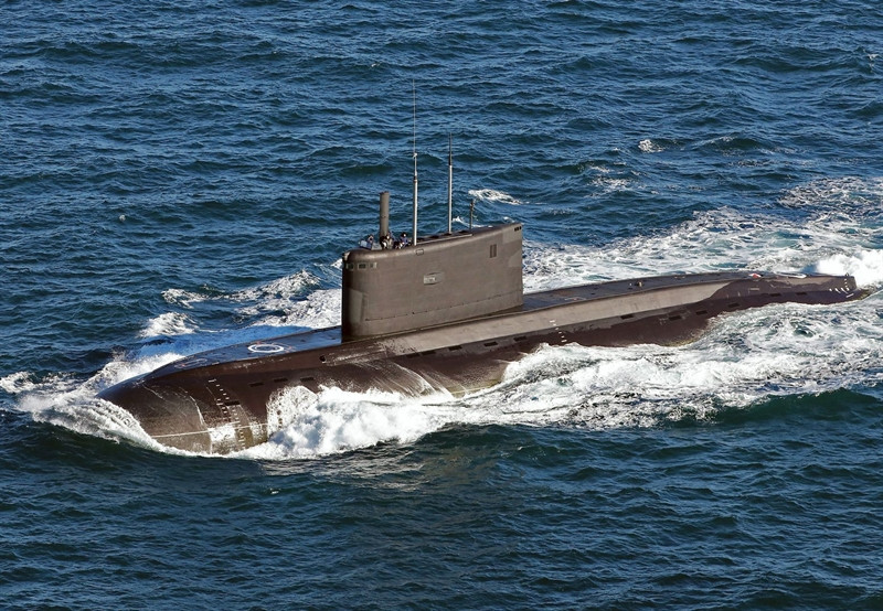 Tàu ngầm này nổi tiếng là hỏa lực mạnh, tiếng ồn nhỏ, sau đó nó được cải tạo hiện đại hóa, trở thành trang bị xuất sắc trong số những tàu ngầm diesel-điện, là một trong những tàu ngầm diesel-điện chạy êm nhất thế giới. Trong khi đó, tàu ngầm hạt nhân USS Corpus Christi biên chế vào tháng 1/1983, cảng chính ở Trân Châu Cảng và là tàu ngầm hạt nhân tối tân hàng đầu của Hải quân Mỹ và đồng thời là lớp tàu ngầm hạt nhân được sản xuất nhiều nhất trên thế giới.