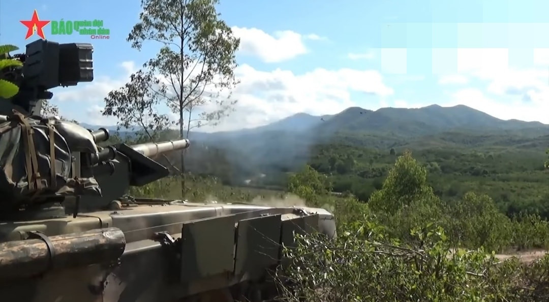 Trong đoạn video mới được công bố, có thể thấy hình ảnh xe tăng chủ lực mạnh nhất Việt Nam chiếc T-90S/SK khai hỏa trong một buổi huấn luyện. Nguồn ảnh: QĐND.