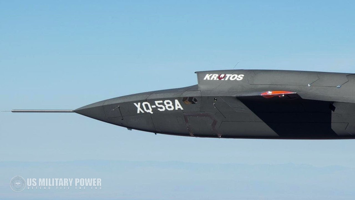 Điều này giúp giảm thiểu tối đa độ trễ so với việc điều khiển từ xa. Ngoài ra, phi công tiêm kích còn có thể sử dụng XQ-58 làm "vật thế thân" trong tình huống bị tên lửa của đối phương bám đuổi. Nguồn ảnh: USAF.