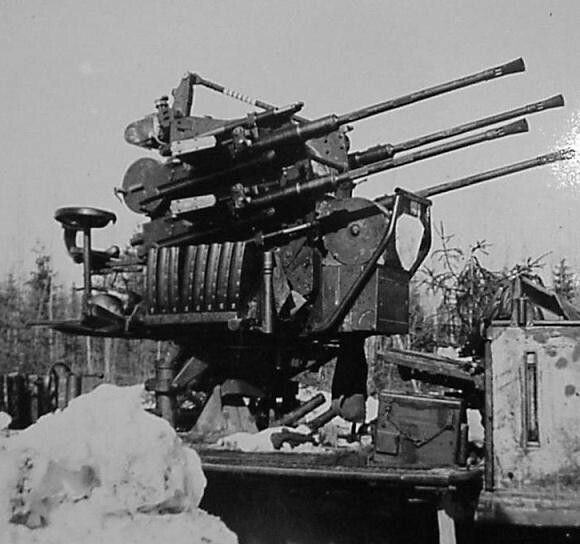 Tuy nhiên Liên Xô cũng có khá nhiều loại vũ khí tương tự với độ hiệu quả gần như tương đương nên gần như những khẩu pháo phòng không Đức này đã bị "bỏ xó" trong thời gian dài. Tới khi chiến tranh giành độc lập của Trung Quốc nổ ra, Moscow đã viện trợ cho đội quân của Mao Trạch Đông rất nhiều vũ khí của Đức trong Chiến tranh Thế giới thứ hai, trong đó có khẩu 2cm FlaK 30/38. Nguồn ảnh: Warhistory.