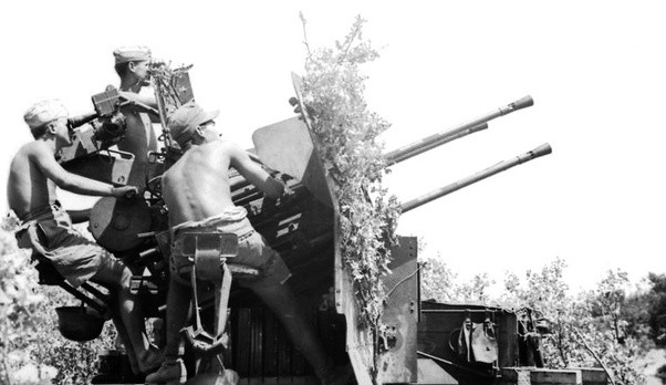 Ngoài ra, khẩu pháo 2cm FlaK 30/38 cũng rất nhẹ với trọng lượng chỉ 405 kg. Trên chiến trường, kíp chiến đấu có thể di chuyển pháo một cách dễ dàng chỉ bằng sức người. Ngoài ra, pháo cũng vẫn có khả năng hạ nòng để bắn phá mục tiêu mặt đất ở cự ly tối đa 2000 mét. Nguồn ảnh: Warhistory.