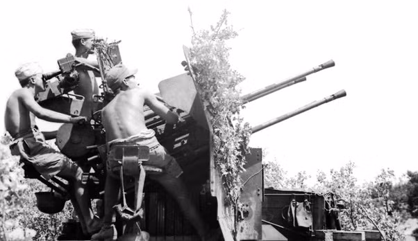 Ngoài ra, khẩu pháo 2cm FlaK 30/38 cũng rất nhẹ với trọng lượng chỉ 405 kg. Trên chiến trường, kíp chiến đấu có thể di chuyển pháo một cách dễ dàng chỉ bằng sức người. Ngoài ra, pháo cũng vẫn có khả năng hạ nòng để bắn phá mục tiêu mặt đất ở cự ly tối đa 2000 mét. Nguồn ảnh: Warhistory.