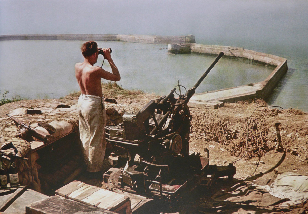 Sau khi Đức thua trận trong Chiến tranh Thế giới thứ hai, rất nhiều khẩu pháo phòng không 2cm FlaK 30/38 cũng như nhiều loại vũ khí khác được Đức sử dụng trong thời gian này đã bị Liên Xô - phe thắng trận - tịch thu, trở thành chiến lợi phẩm. Nguồn ảnh: Warhistory.