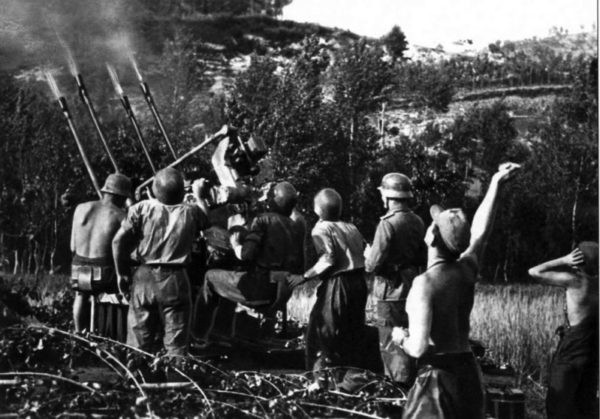 Tính tới thời điểm chiến tranh phá hoại của Không quân Mỹ trên bầu trời miền Bắc nước ta nổ ra, những khẩu pháo 2cm FlaK 30/38 đã ra đời được khoảng 35 năm nhưng uy lực và độ tin cậy của chúng vẫn không hề giảm. Về mặt lý thuyết, chỉ cần trúng một viên đạn từ khẩu pháo này, mọi máy bay tiêm kích của Không quân Mỹ đều có thể rơi ngay lập tức. Nguồn ảnh: Warhistory.