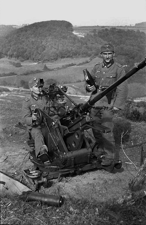 Giống như nhiều loại vũ khí khác của người Đức trong Chiến tranh Thế giới thứ hai, khẩu pháo phòng không 2cm FlaK 30/38 cũng có rất nhiều phiên bản, được "độ" lại theo nhiều cách khác nhau để phù hợp với từng loại mục tiêu, từng kiểu tác chiến khác nhau. Nguồn ảnh: Warhistory.