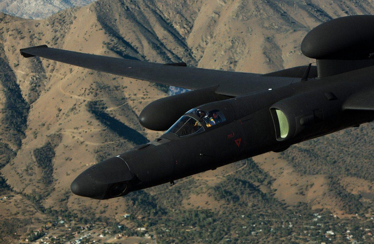 Thân dài, cánh rộng và có cấu tạo giống như tàu lượn cùng với hệ thống cảm biến, camera độ nét cao, có thể nói U-2 là một trong những máy bay trinh sát thành công nhất của quân đội Mỹ.