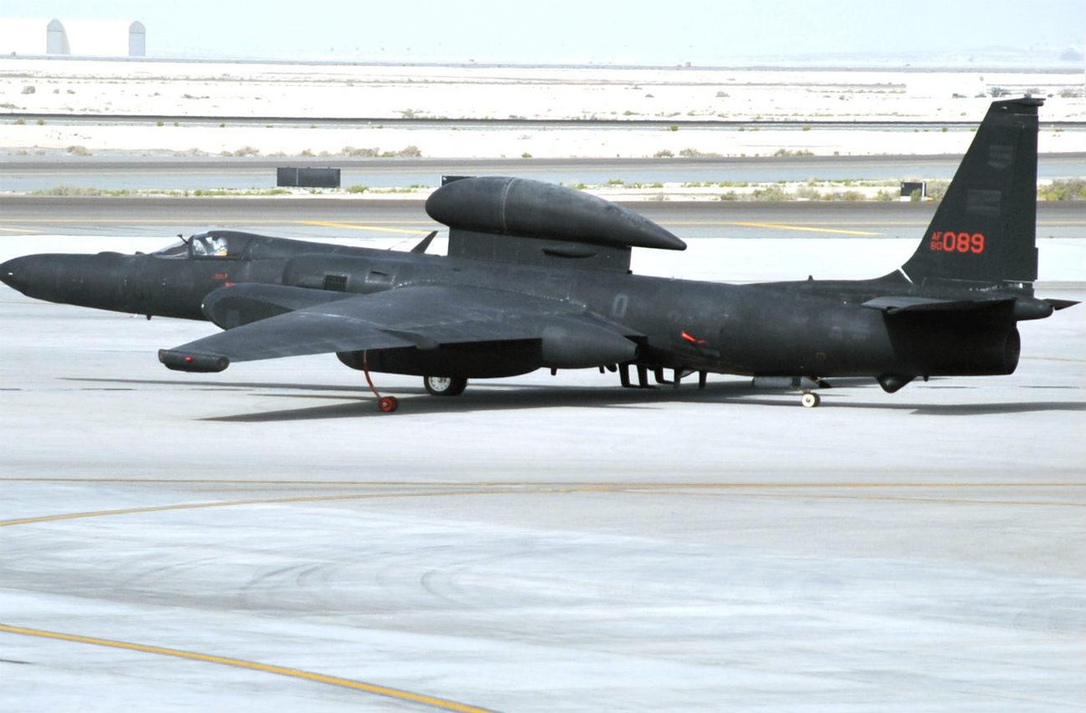 Thuật toán trí tuệ nhân tạo (AI) mang tên "ARTUµ" đã điều khiển hệ thống định vị và hàng loạt cảm biến do thám, trong khi phi công điều khiển máy bay và phối hợp với nó để bảo đảm hoạt động của thiết bị cảm biến.