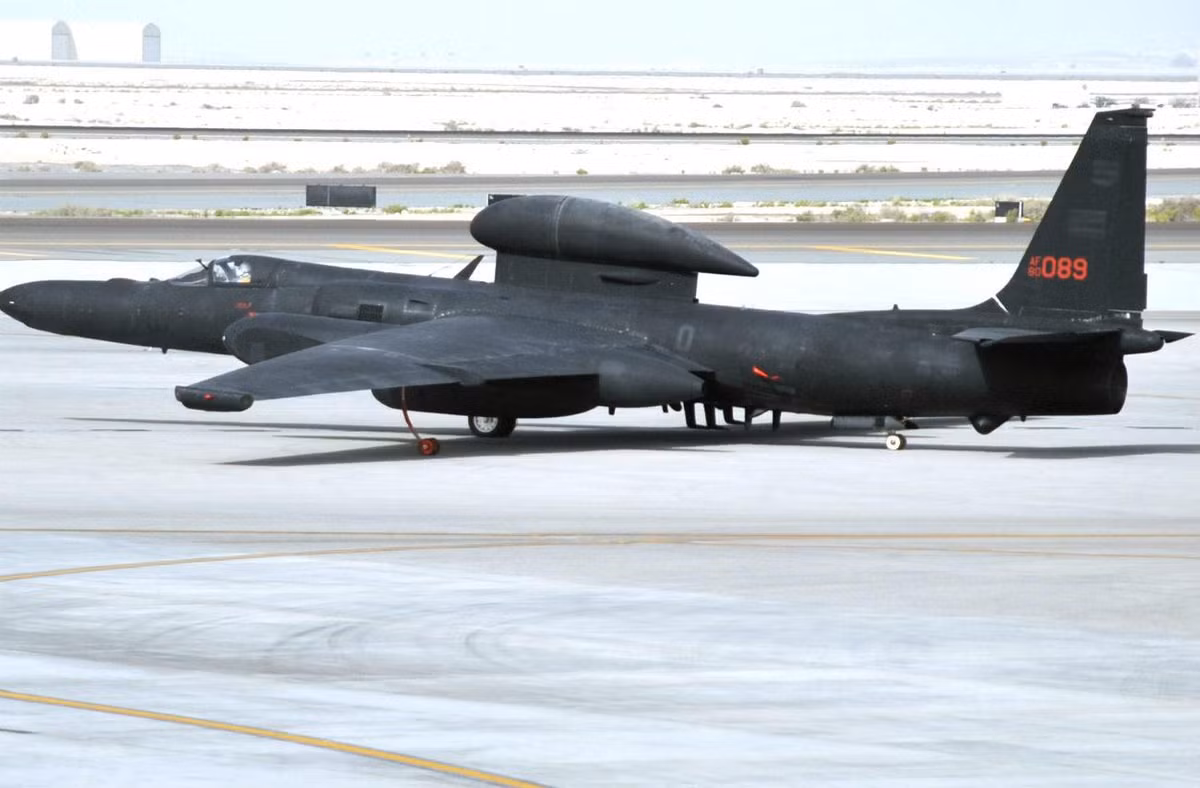 Thuật toán trí tuệ nhân tạo (AI) mang tên "ARTUµ" đã điều khiển hệ thống định vị và hàng loạt cảm biến do thám, trong khi phi công điều khiển máy bay và phối hợp với nó để bảo đảm hoạt động của thiết bị cảm biến.