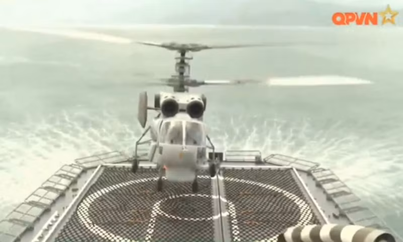 Trực thăng đồng trục Ka-28 là phiên bản xuất khẩu được Liên Xô/Nga cải biên từ phiên bản trực thăng Ka-27 - vốn là loại trực thăng săn ngầm rất hữu dụng, xuất hiện trên rất nhiều tàu chiến, tàu sân bay của Liên Xô/Nga. Nguồn ảnh: QPVN.