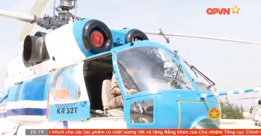 Đáng tiếc là trong một chuyến bay huấn luyện, trực thăng Ka-32T số hiệu 7551 đã không may gặp tai nạn và bị hư hỏng, không thể tiếp tục quay trở lại bầu trời. Chiếc Ka-32T số hiệu 7552 sau đó đã được mệnh danh là "trực thăng cô đơn" của Việt Nam vì toàn lãnh thổ nước ta chỉ có duy nhất một chiếc loại này. Nguồn ảnh: QPVN.