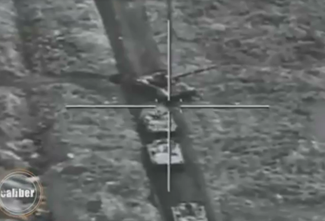 Tuy nhiên sau khi di chuyển đến gần hơn, quả tên lửa Spike đã đổi hướng vào một mục tiêu giá trị hơn, đó là chiếc xe tăng chủ lực T-72 đi "chốt" cuối đoàn thiết giáp. Nguồn ảnh: Avia.