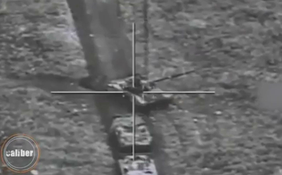 Ở khoảng cách 15 km, quả tên lửa chống tăng Spike đã giữ vững được đường bay, nhắm thẳng vào phần nóc xe tăng - nơi có giáp mỏng nhất và là điểm yếu của nhiều loại xe tăng đời cũ. Nguồn ảnh: Avia.