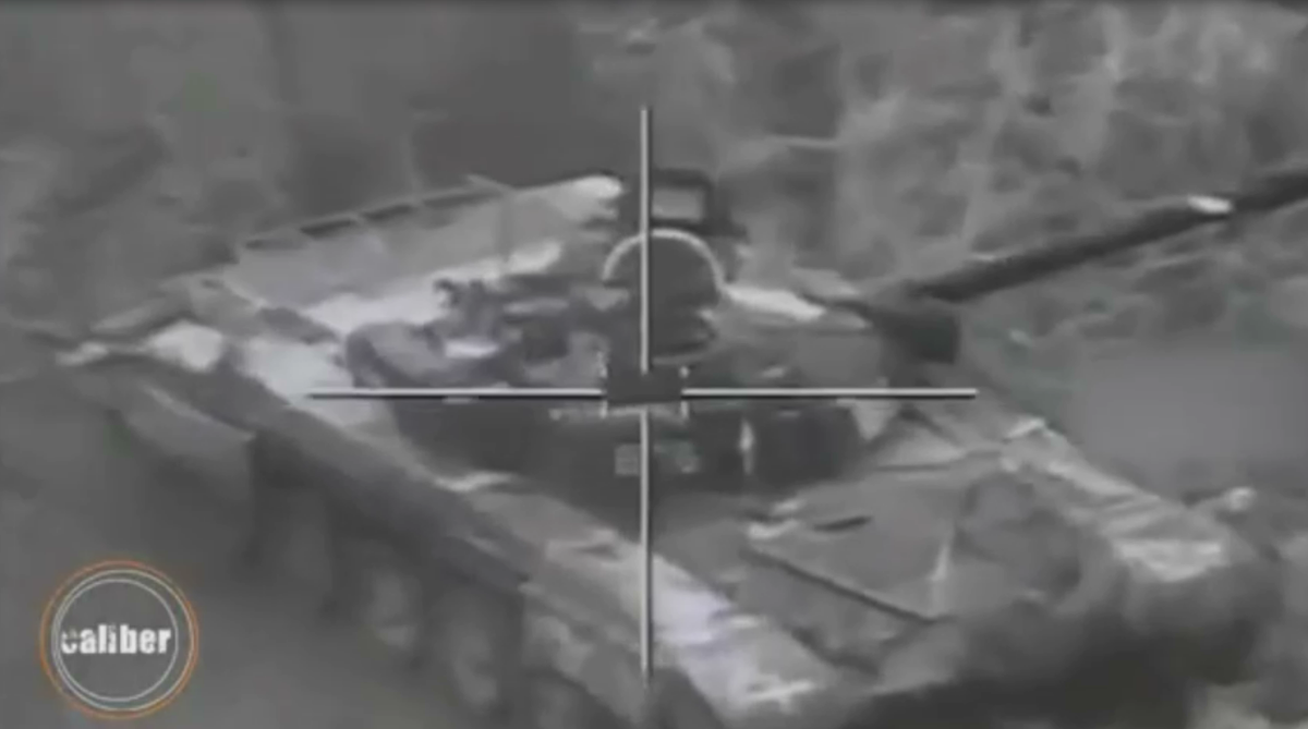 Ở những giây cuối cùng, có thể thấy chiếc xe tăng T-72 hoàn toàn không được bọc giáp phản ứng nổ, thậm chí cửa nóc trên vị trí của trưởng xa vẫn còn đang mở. Nguồn ảnh: Avia.