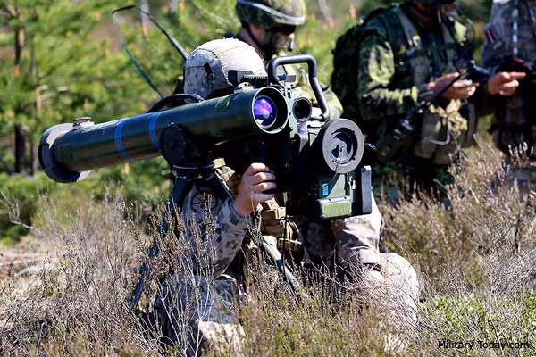 Tên lửa Spike NLOS là phiên bản có tầm bắn được mở rộng, tối đa có thể tiêu diệt mục tiêu ở khoảng cách 25 km - nằm ngoài tầm nhìn của mắt thường. Phiên bản này có thể được phóng đi từ cơ cấu phóng mặt đất thông thường hoặc phóng từ trực thăng. Nguồn ảnh: Avia.